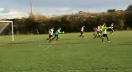 VIDEO: Cel mai penibil autogol! A marcat dupa ce a fost lovit in cap de portar :)