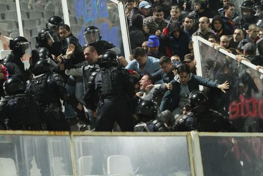 TUNELUL GROAZEI! Galeria Stelei a fost evacuata in suturi si bastoane dupa ce a aruncat cu torte si petarde! VIDEO_3