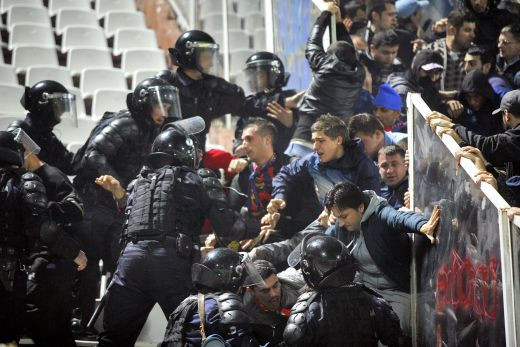 TUNELUL GROAZEI! Galeria Stelei a fost evacuata in suturi si bastoane dupa ce a aruncat cu torte si petarde! VIDEO_5