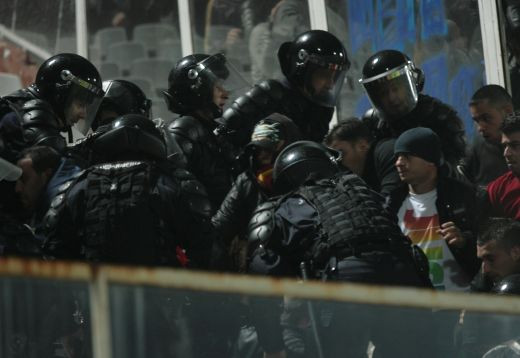 TUNELUL GROAZEI! Galeria Stelei a fost evacuata in suturi si bastoane dupa ce a aruncat cu torte si petarde! VIDEO_7