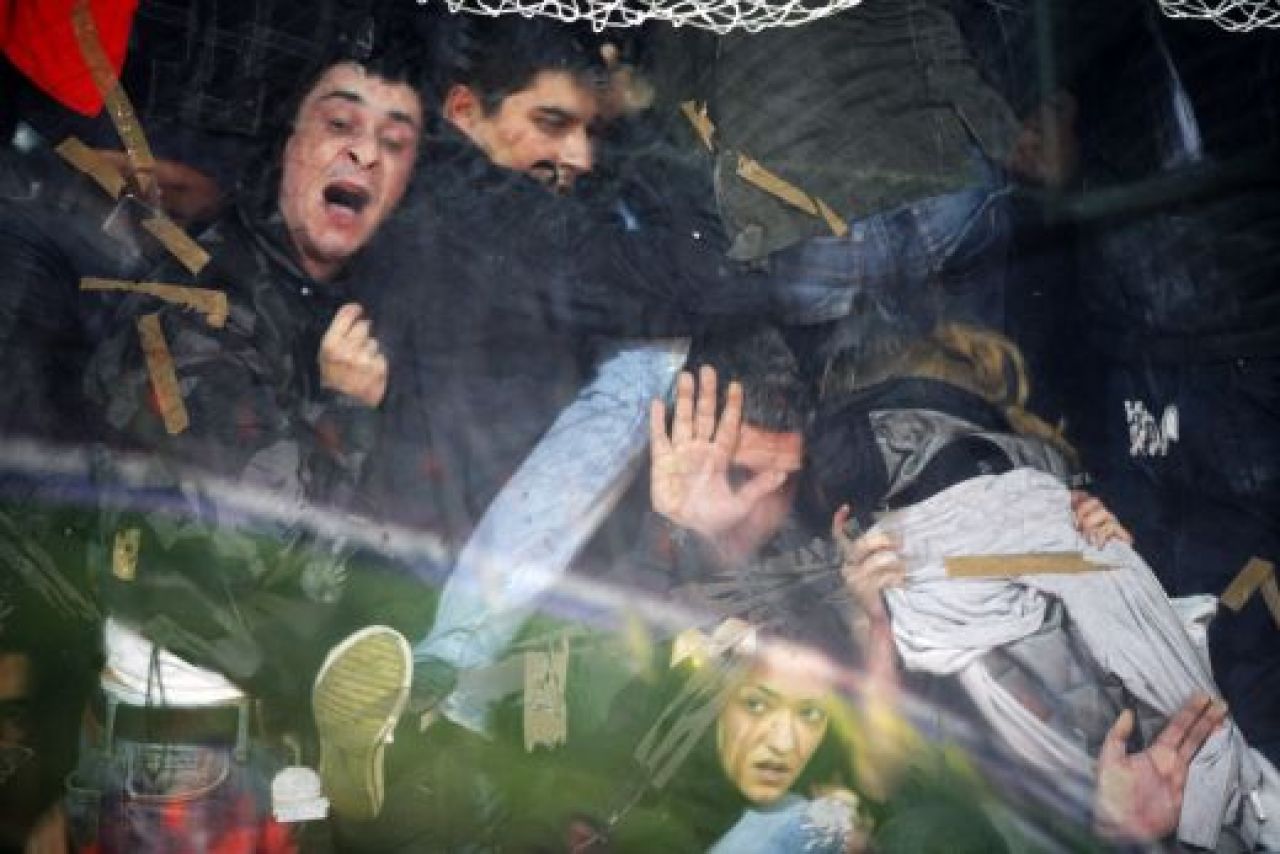 TUNELUL GROAZEI! Galeria Stelei a fost evacuata in suturi si bastoane dupa ce a aruncat cu torte si petarde! VIDEO_10