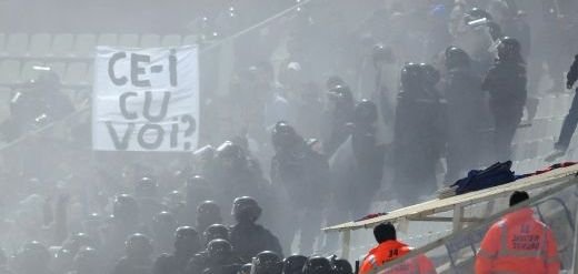 Cum se apara Jandarmeria: Era pericol de INCENDIU! Stelistii au dat foc la scaune!