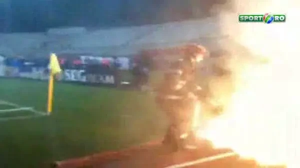 VIDEO Tribuna in care au stat stelistii, aproape de INCENDIU! Bombardamentul de pe Giulesti, filmat de sub tribuna!