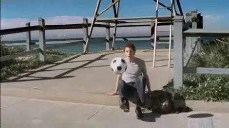 VIDEO: Ce Ronaldinho? Ce Cristiano Ronaldo? Uite ce joglerii face un pusti... in timp ce se dezbraca si&nbsp;ramane in chiloti:))