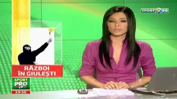 IDEO CUTREMURATOR: Un stelist a vrut sa se arunce din tribuna in Giulesti: "Nu mai pot, ma sufoc!"