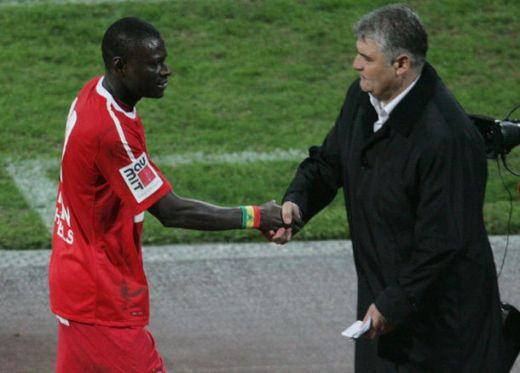 N Doye, DESFIINTAT: Nu e MARADONA! E un jucator care alearga in chiloti pe strada si face scandal!