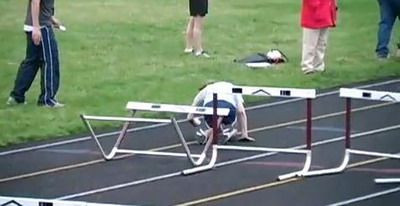 A sarit APROAPE un gard! EA e cea mai slaba saritoare din lume :)