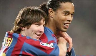 VIDEO / Ronaldinho vs Messi, magie si driblinguri la puterea a doua! Cine se remarca in Brazilia - Argentina?