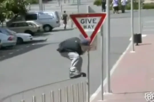 VIDEO: Ouch! Cat de periculos poate fi mersul pe role? Uite cele mai urate cazaturi: