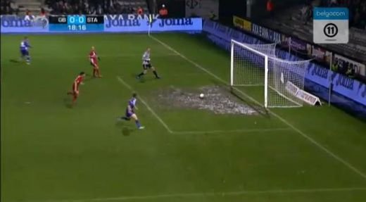 VIDEO! Cel mai ghinionist jucator din istorie!! Vezi ce l-a oprit sa marcheze un gol!