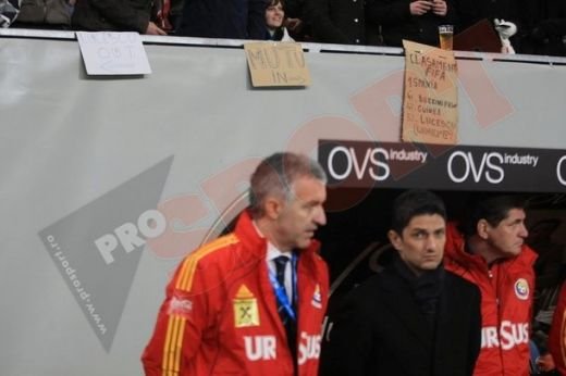 Lucescu jr UMILIT de suporterii nationalei! Vezi ce mesaje i-au transmis!