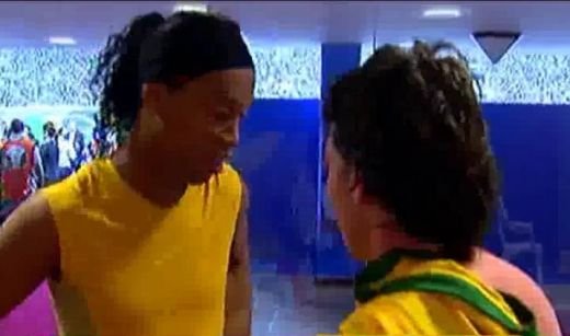 SUPER VIDEO: Messi si Ronaldinho s-au intalnit la vestiar! Ce i-a zis Messi: "Ai vazut, ma, golul meu?" Cum a raspuns Ronaldinho :))