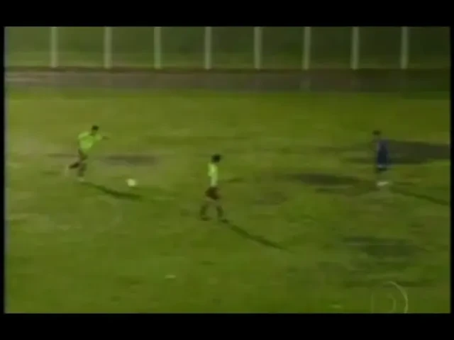 VIDEO INCREDIBIL! Portarul ORBIT de o nocturna cu un singur BEC! Vezi cum a luat gol de la 40 de metri!