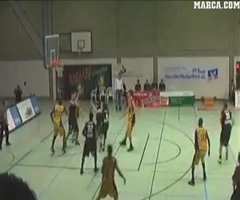 CE FAZA!! Un baschetbalist a reusit DUNKUL anului: a inscris peste un adversar de 1.92 m!