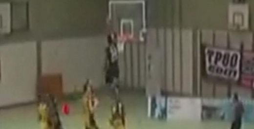 CE FAZA!! Un baschetbalist a reusit DUNKUL anului: a inscris peste un adversar de 1.92 m!