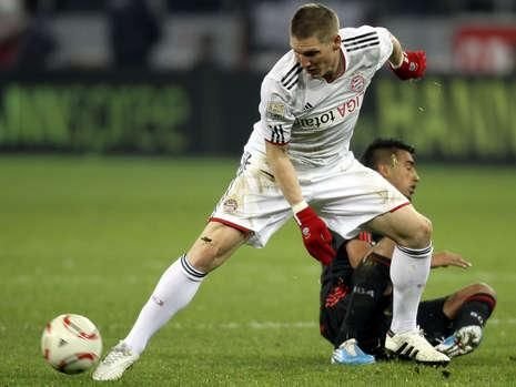 FOTO SENZATIONAL! Schweinsteiger a jucat cu Leverkusen cu sponsorul pe DOS! :))
