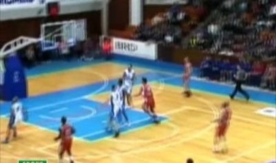 VIDEO / Boloni a fost SEF de galerie la baschet! 2000 de oameni l-au aclamat: