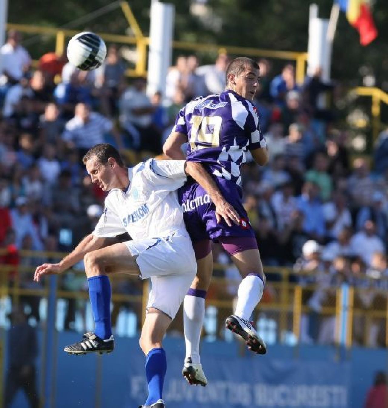 E URIAS, are 20 de ani, a fost crescut de a doua scoala de fotbal din Europa si e ultima senzatie din Romania!!_2