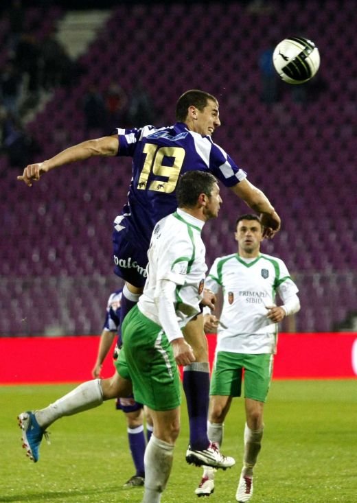 E URIAS, are 20 de ani, a fost crescut de a doua scoala de fotbal din Europa si e ultima senzatie din Romania!!_5