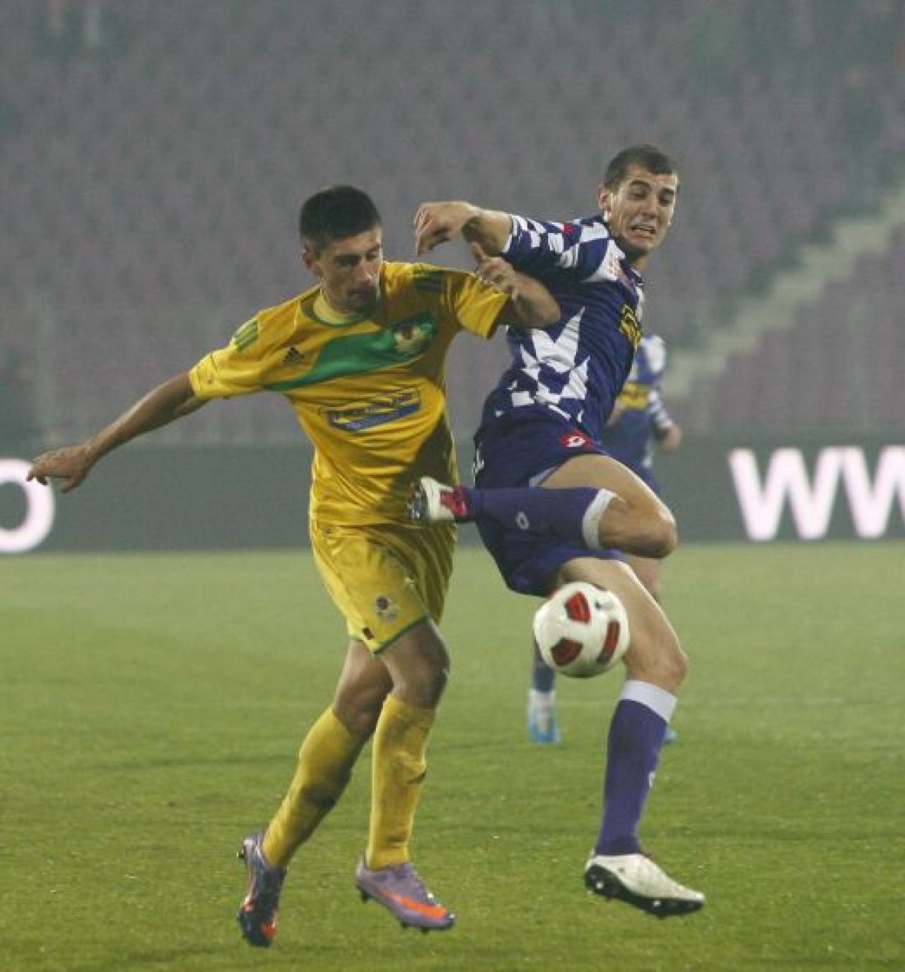 E URIAS, are 20 de ani, a fost crescut de a doua scoala de fotbal din Europa si e ultima senzatie din Romania!!_6