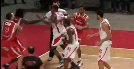 VIDEO / Ce-i asteapta pe stelisti! Adversarii Stelei s-au luat la PUMNI la un meci din campionat: