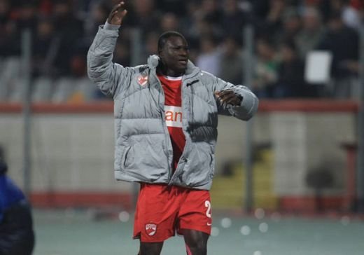 N Doye mai are sa isi dea jos chilotii si sa ramana gol! Sa mearga la BALAMUC!