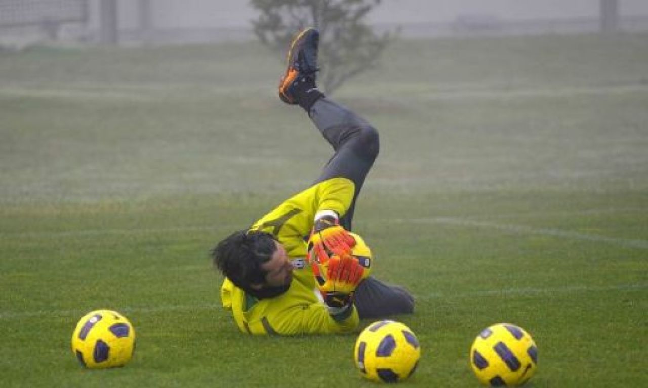 EA il transfera pe Buffon la Manchester!_1