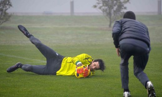 EA il transfera pe Buffon la Manchester!_2