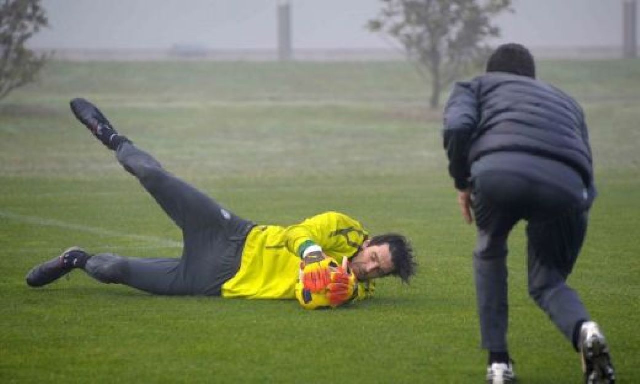 EA il transfera pe Buffon la Manchester!_2