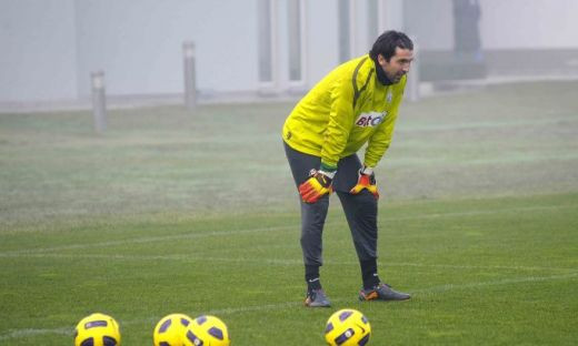 EA il transfera pe Buffon la Manchester!_3