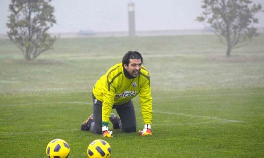 EA il transfera pe Buffon la Manchester!_4