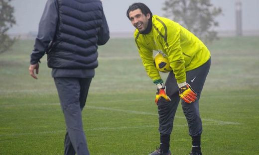 EA il transfera pe Buffon la Manchester!_5