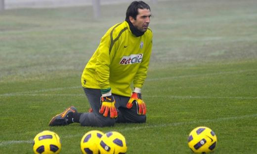 EA il transfera pe Buffon la Manchester!_6