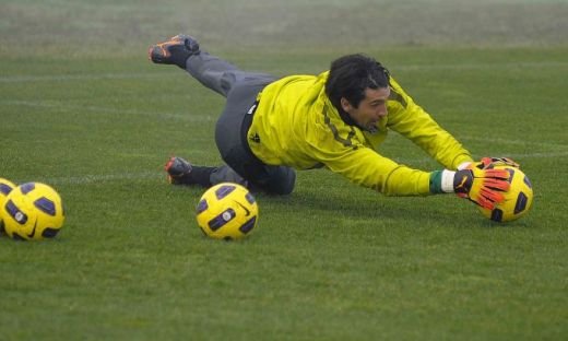 EA il transfera pe Buffon la Manchester!_7
