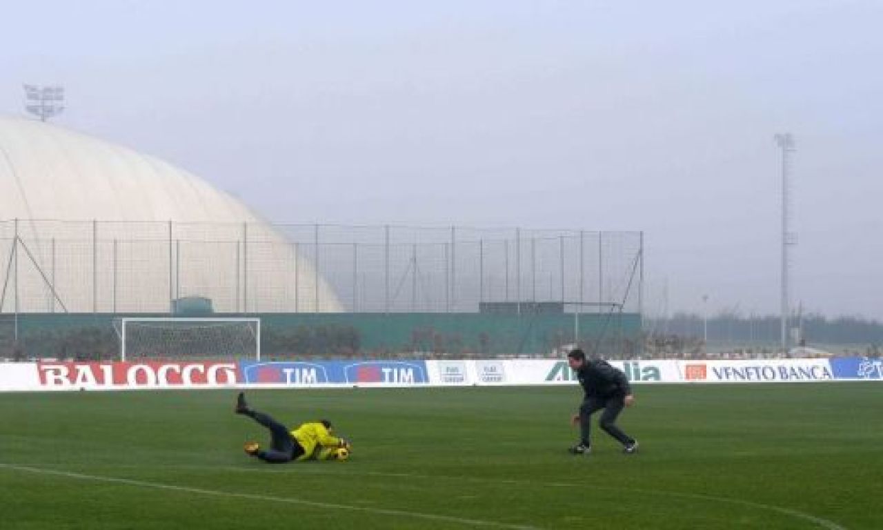 EA il transfera pe Buffon la Manchester!_8