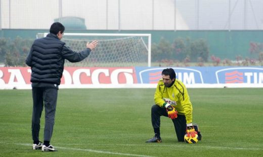 EA il transfera pe Buffon la Manchester!_10