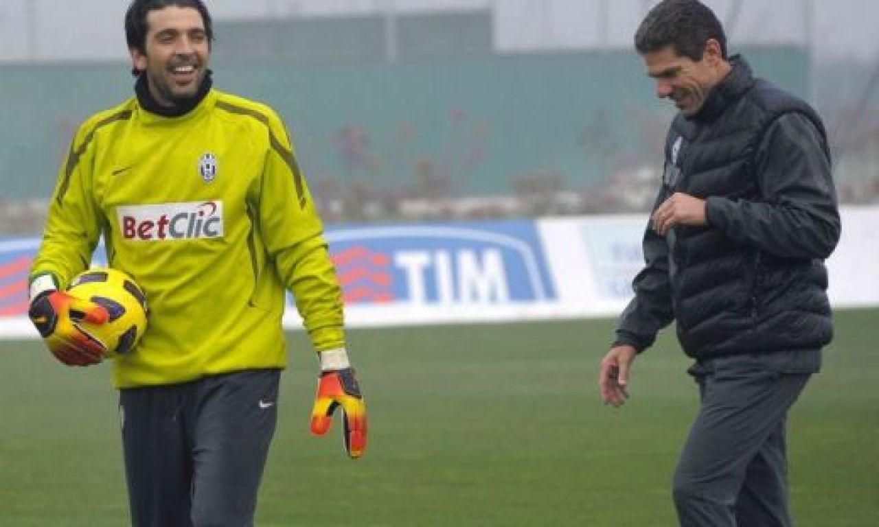 EA il transfera pe Buffon la Manchester!_12