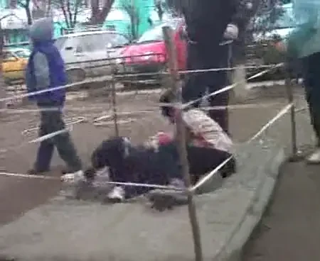 VIDEO: Romanii se joaca de-a Cena si Orton! Vezi cum se bat niste copii pe o saltea