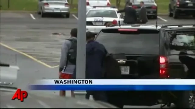 FOTO: Cum ii dai un COT in GURA presedintelui Americii! Obama a avut nevoie de 12 copci!