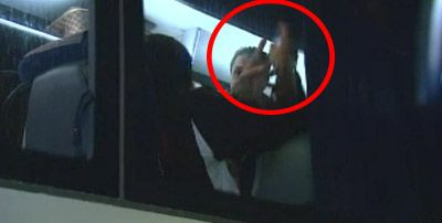 VIDEO Dani Coman, CRIZA DE NERVI! A aruncat cu STICLA de apa in autocar dupa un dialog cu Sumudica! Vezi reactia rapidistilor!