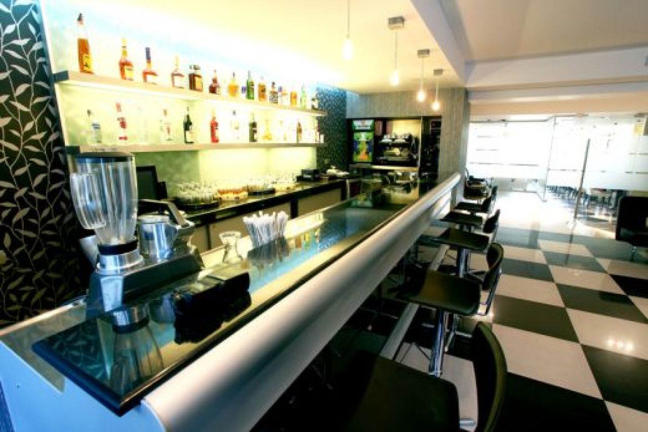 FOTO / Stelistii, alungati de sobolani din Ghencea? Vezi cum arata hotelul in care i-a mutat MM!_1