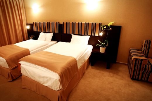 FOTO / Stelistii, alungati de sobolani din Ghencea? Vezi cum arata hotelul in care i-a mutat MM!_3
