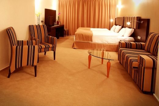 FOTO / Stelistii, alungati de sobolani din Ghencea? Vezi cum arata hotelul in care i-a mutat MM!_4