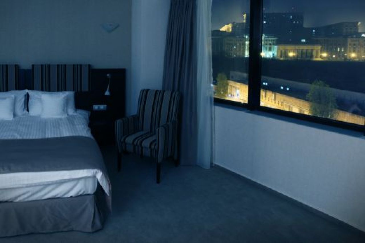FOTO / Stelistii, alungati de sobolani din Ghencea? Vezi cum arata hotelul in care i-a mutat MM!_6