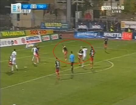 VIDEO / Dilema zilei in Grecia: De ce nu a dat arbitrul penalty la un hent cat casa in careu?