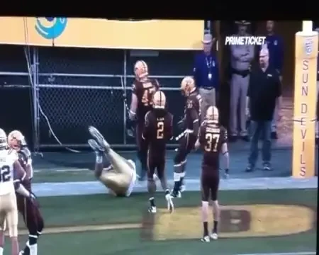 VIDEO SOCANT! Un copil a cazut din tribune la un meci de fotbal american!