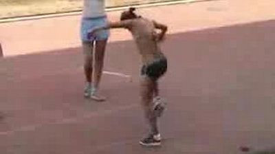 VIDEO FENOMENAL! O fata il provoaca pe Messi la jonglerii! Vezi cate stie sa faca in 60 de secunde!