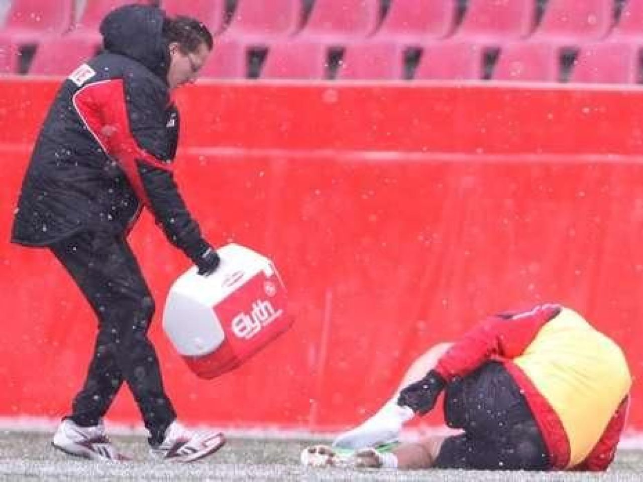 Bataie scandaloasa la Koln! Podolski i-a tras un SUT unui coleg! Vezi motivul! VIDEO_5