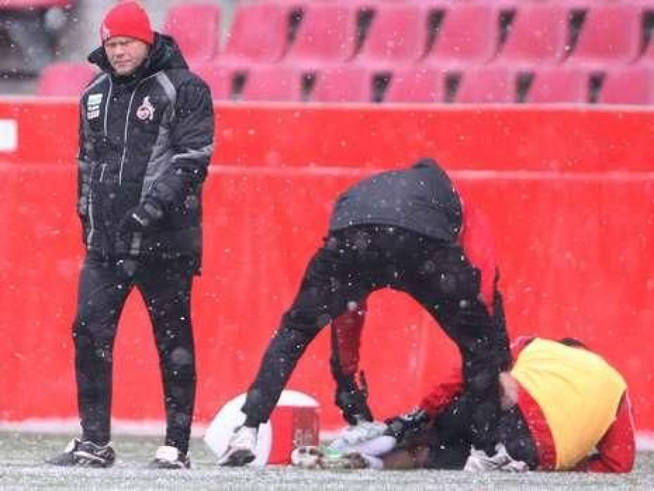 Bataie scandaloasa la Koln! Podolski i-a tras un SUT unui coleg! Vezi motivul! VIDEO_6