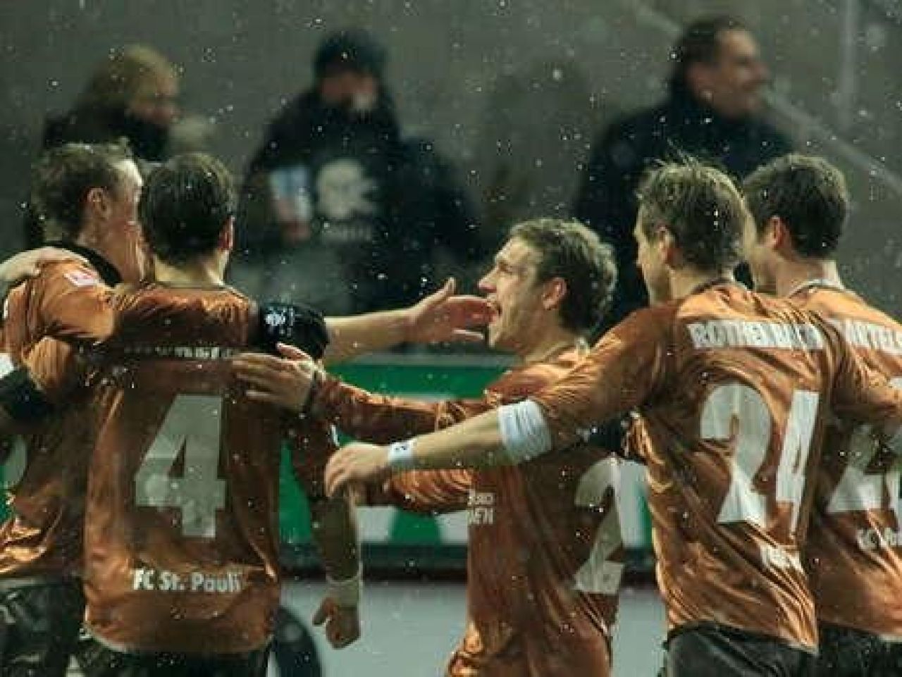UMILINTA totala pentru un jucator din Germania! A fost ATACAT de fani la TV dupa un autogol incredibil de la 14 metri!_1